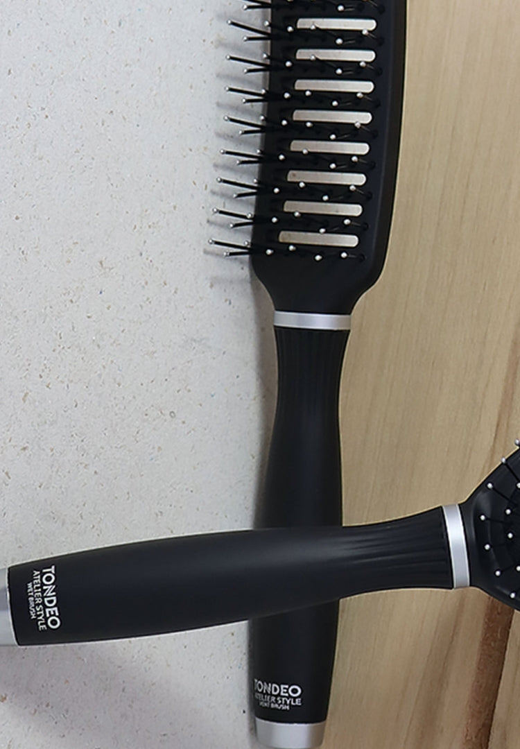 Schwarze Friseurbürsten auf Tisch