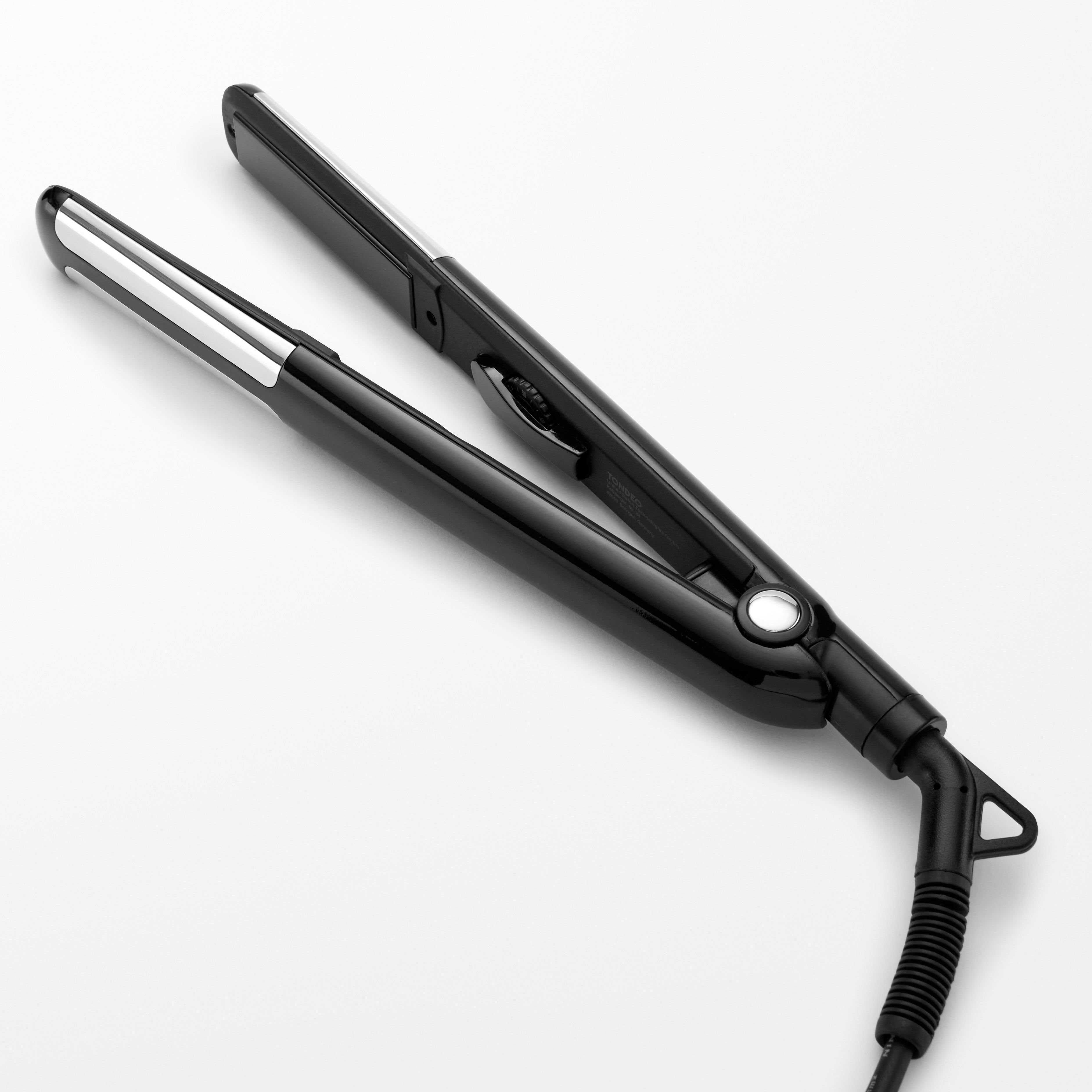 Piastra lisciante nera di TONDEO Solingen, curve argentate, elementi riscaldanti montati su molle, funzione di spegnimento automatico, regolazione individuale da 120 °C a 230 °C, tempo di riscaldamento rapido, piastre riscaldanti in ceramica e tormalina (23 x 90 mm) per una distribuzione ottimale del calore.