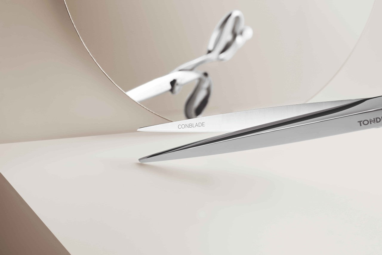 Hochwertige Friseurschere vor Spiegel