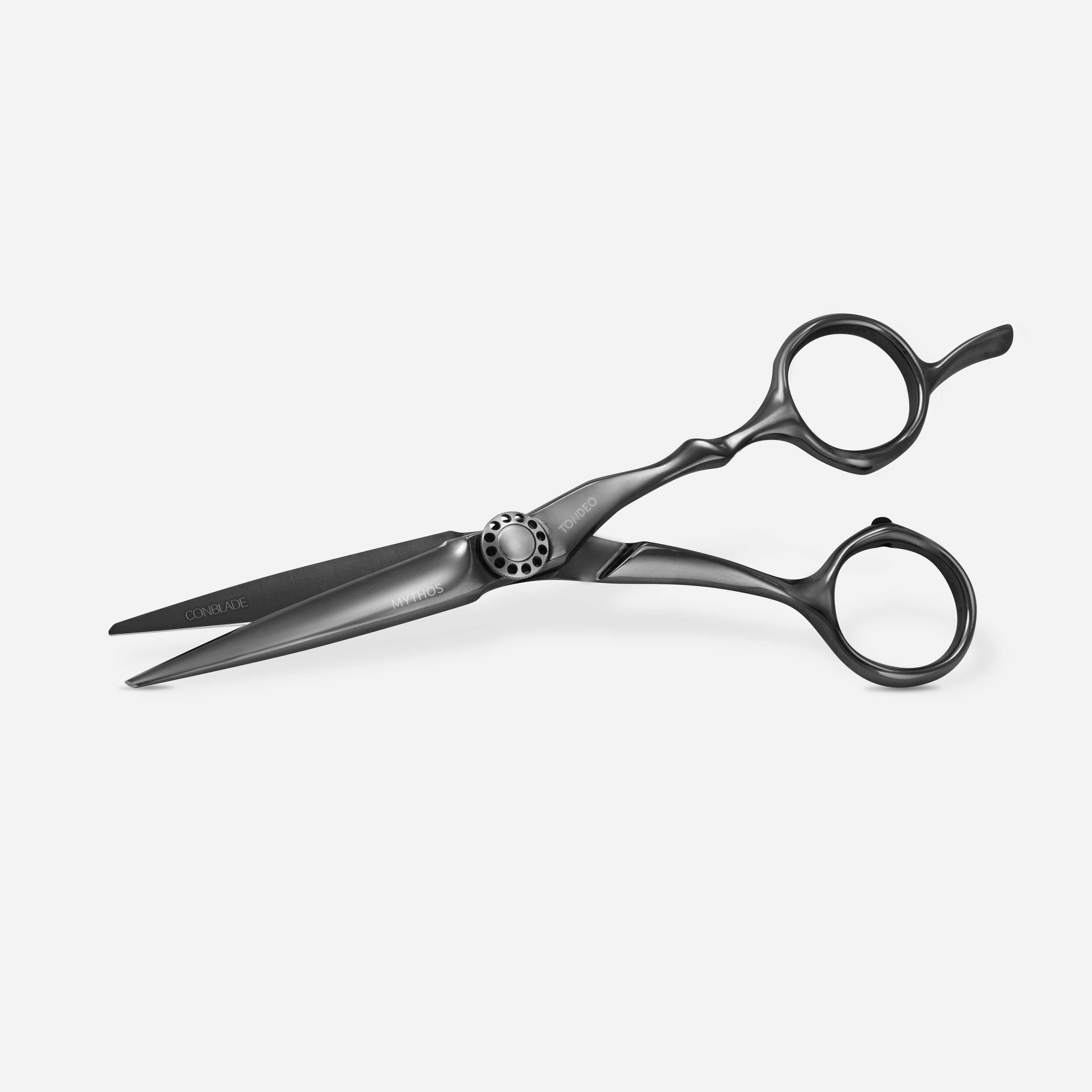 TONDEO MYTHOS BLACK 5.5 Friseurschere mit CONBLADE-Schneide in geöffneter Seitenansicht auf hellem Hintergrund.