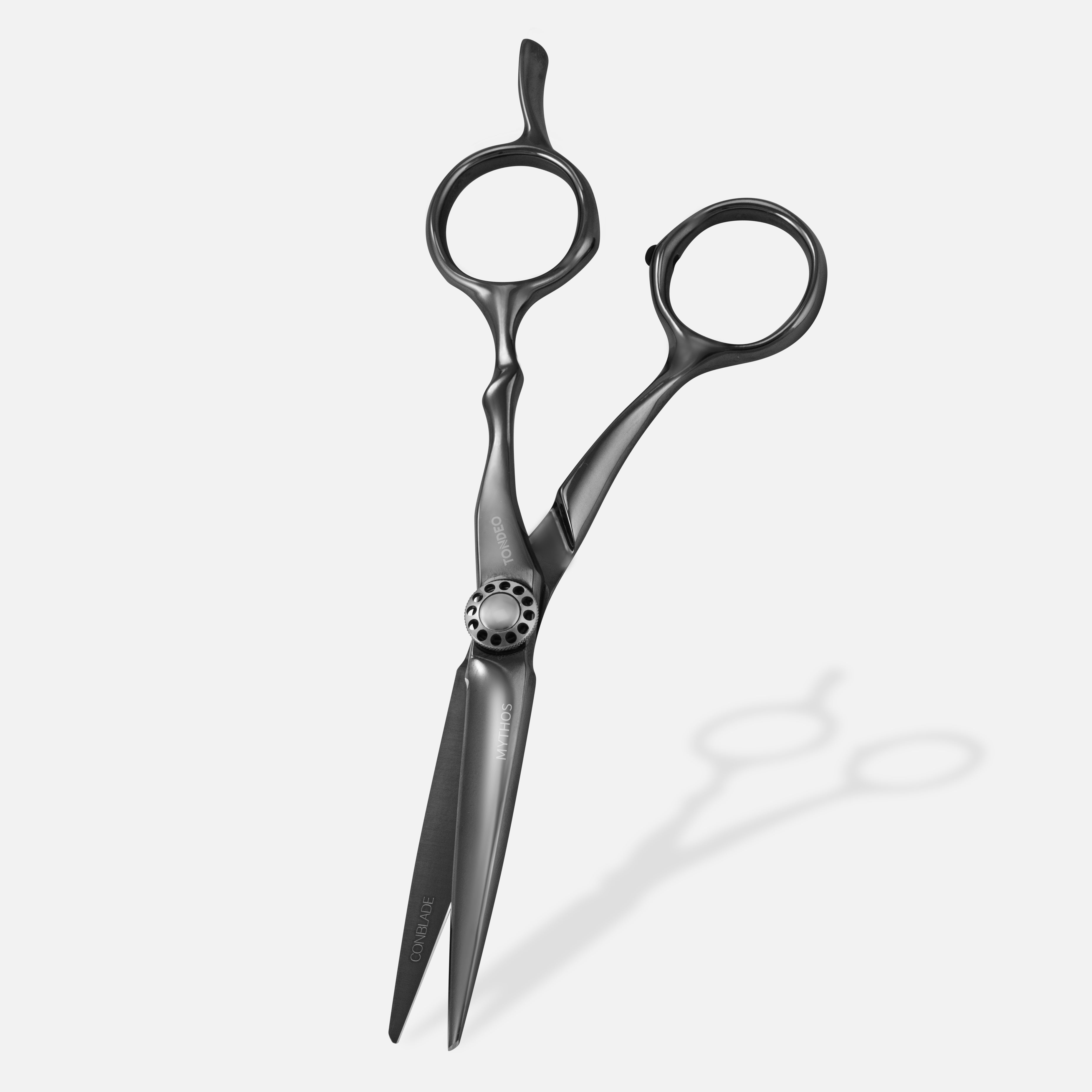TONDEO MYTHOS BLACK 5.5 Premium-Friseurschere mit schwarzer Oberfläche, CONBLADE-Technologie und ergonomischem Offset-Design.