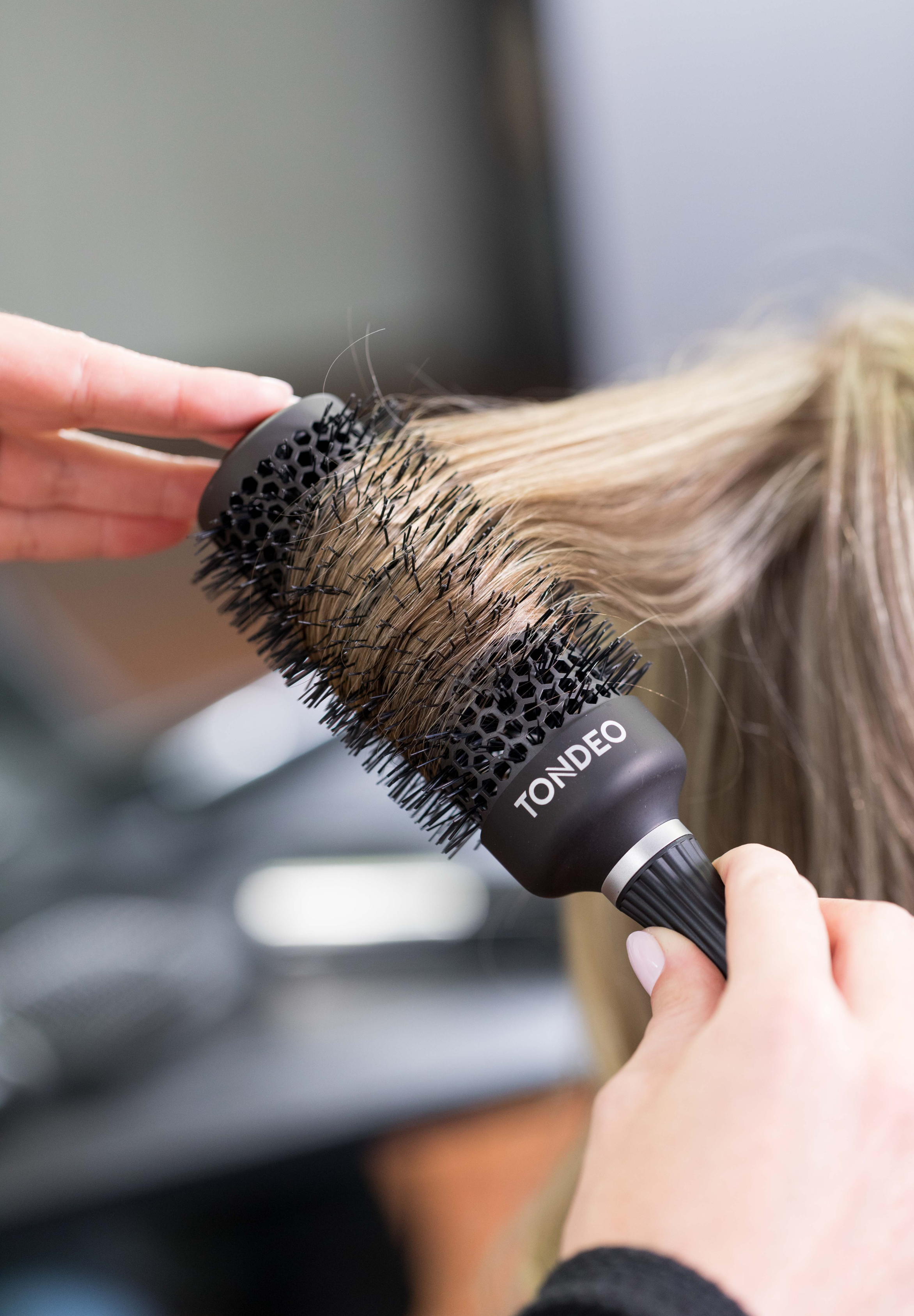 Rundbürste stylt blonde Haare