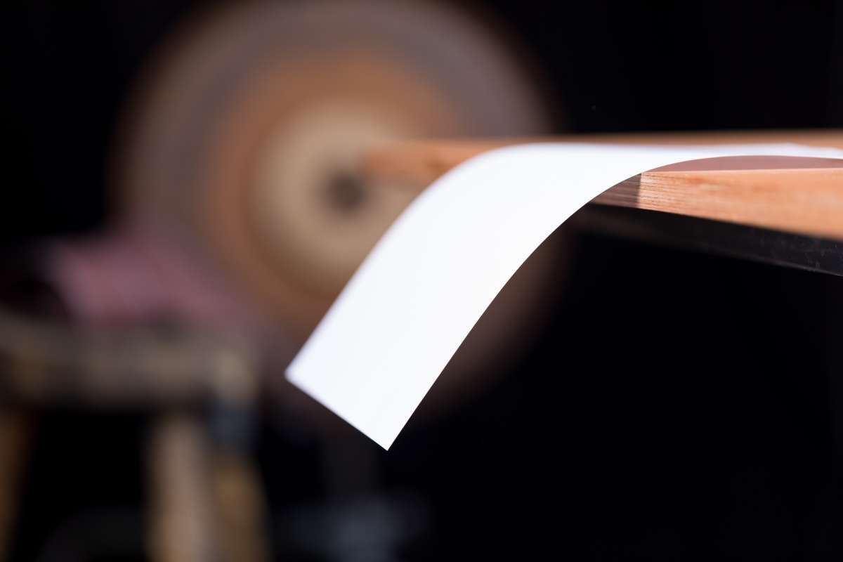 Papierstreifen auf Holzkante liegend