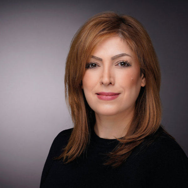 Frau mit gestylten, glatten Haaren