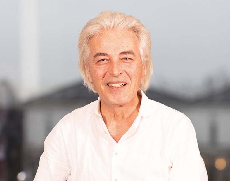 Älterer Mann mit weißen Haaren