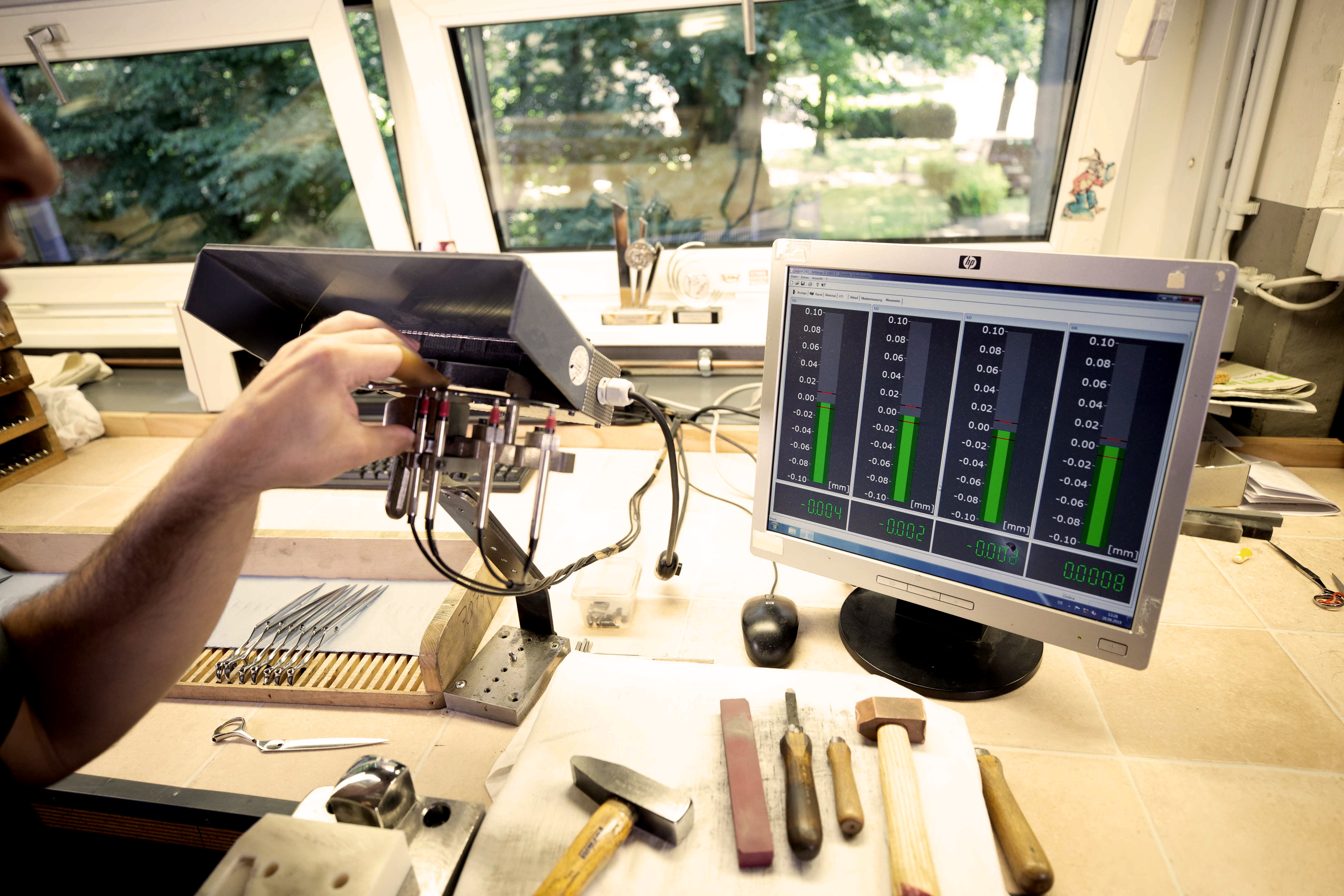 Präzisionsmessung Friseurscheren in Werkstatt