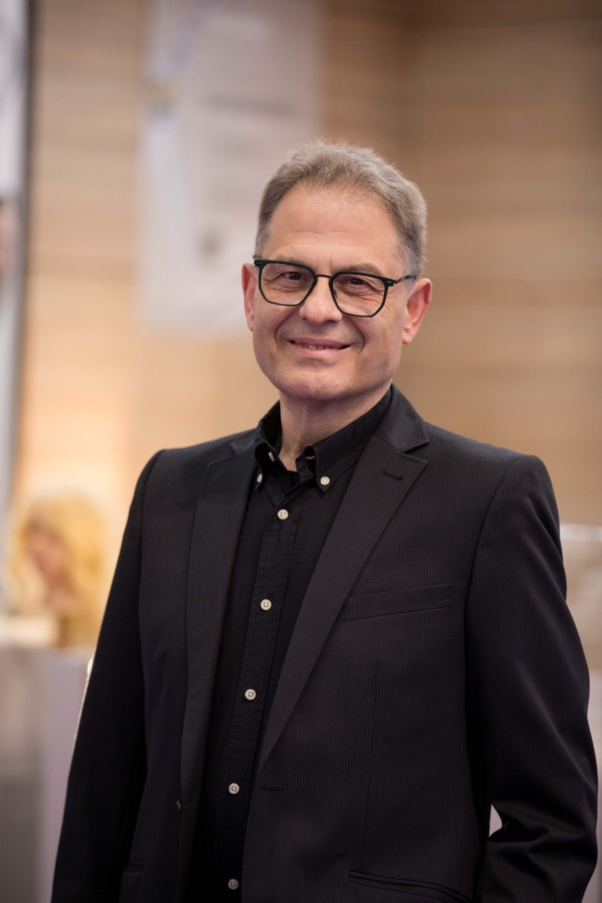 Mann im Anzug im Friseursalon