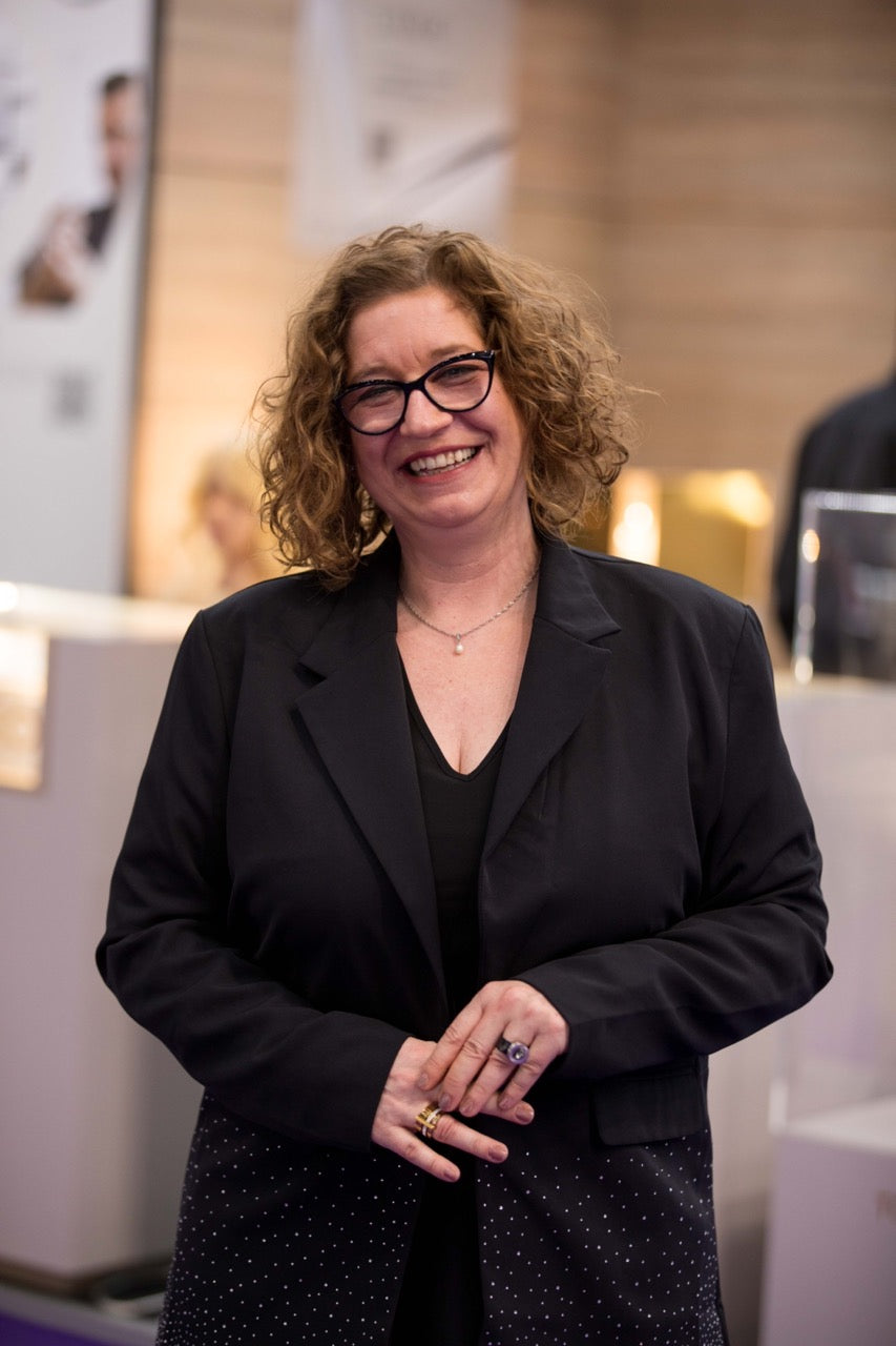 Frau mit Brille im Salon