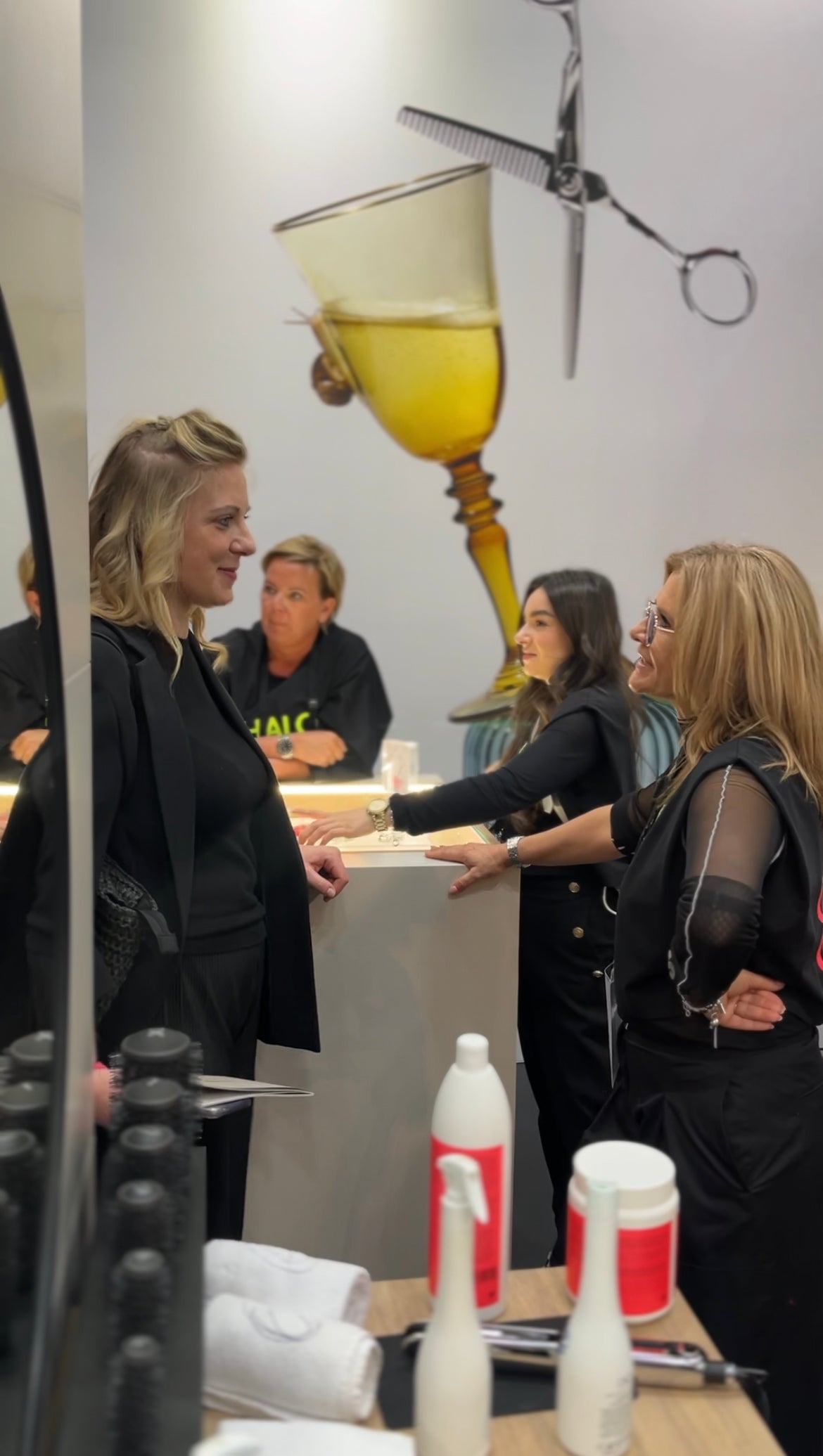 Friseure im Gespräch am Messestand