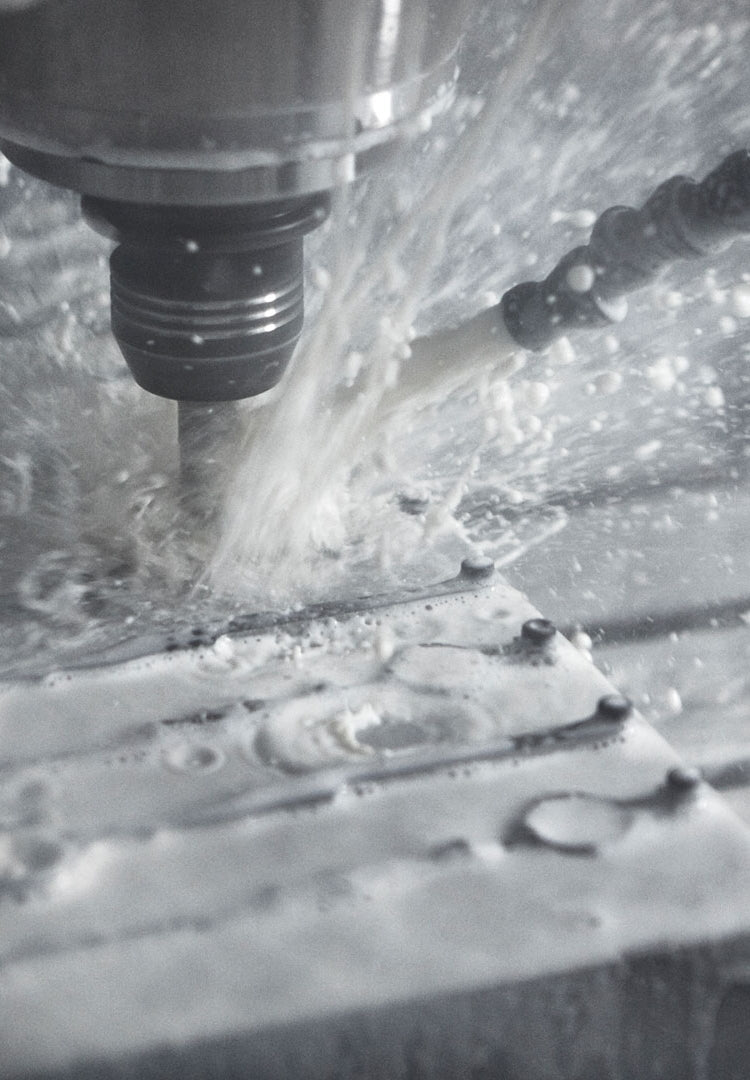 Metall wird präzise maschinell bearbeitet