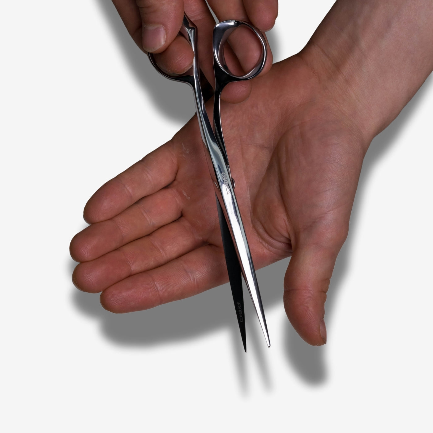 Hand hält hochwertige Friseurschere