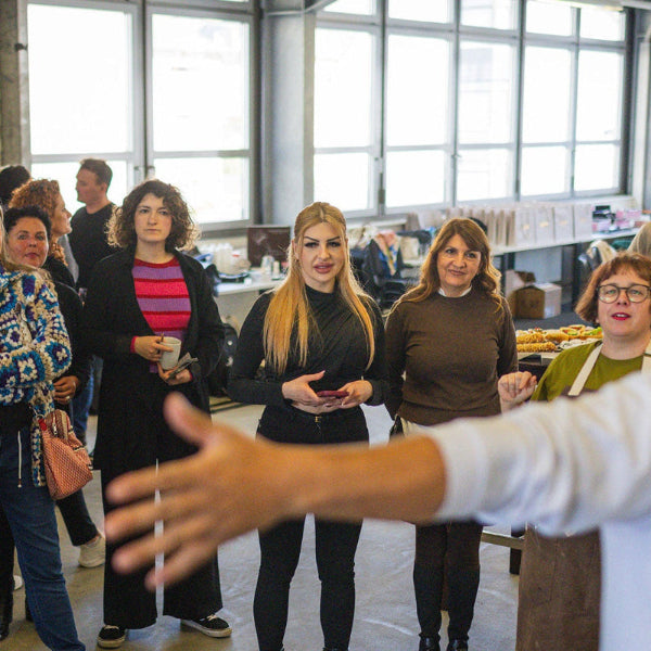 Gruppe Menschen bei Friseurscheren-Event