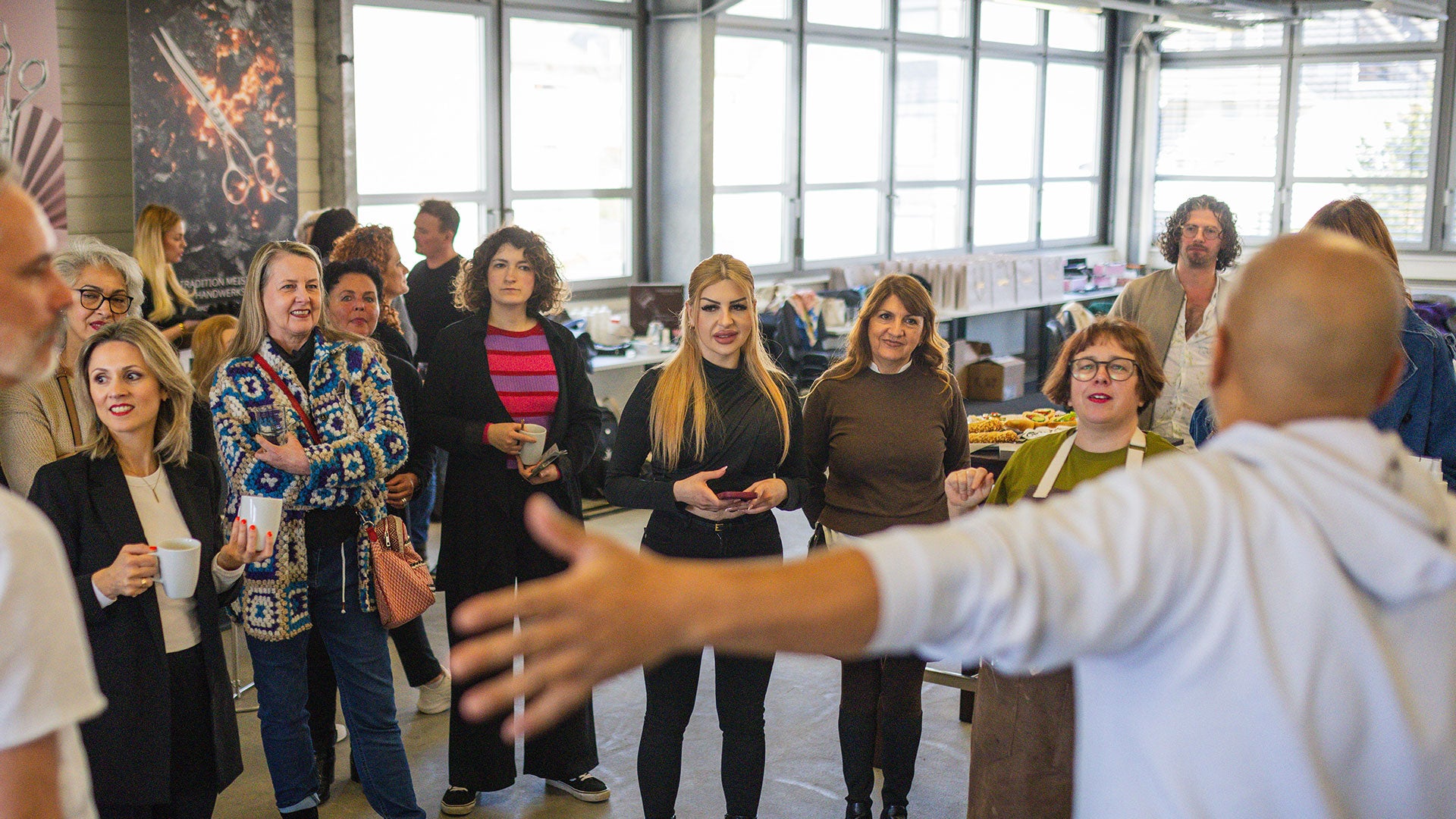 Gruppe Friseure bei Scheren-Präsentation