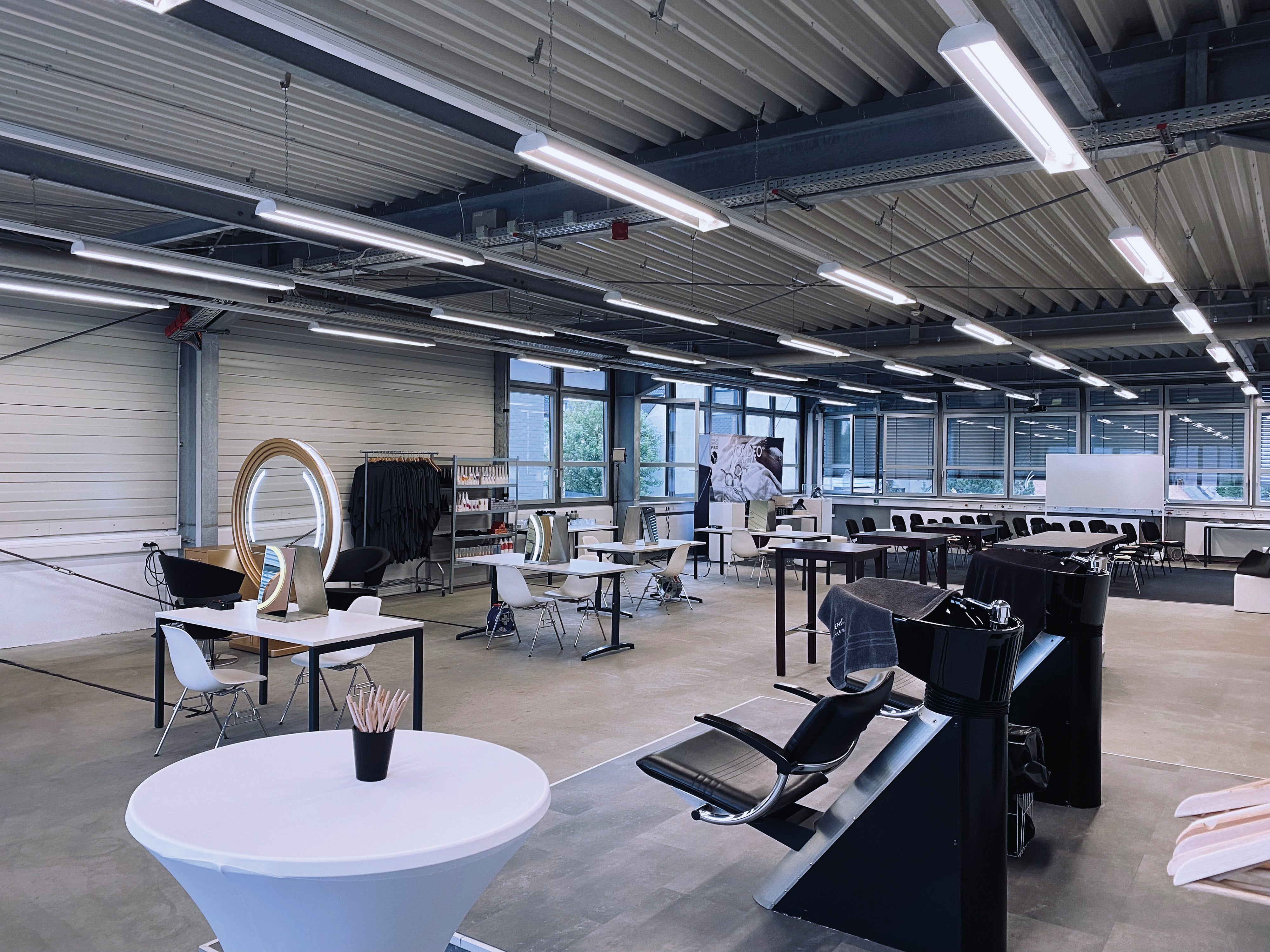 Moderner Friseursalon mit Arbeitsplätzen