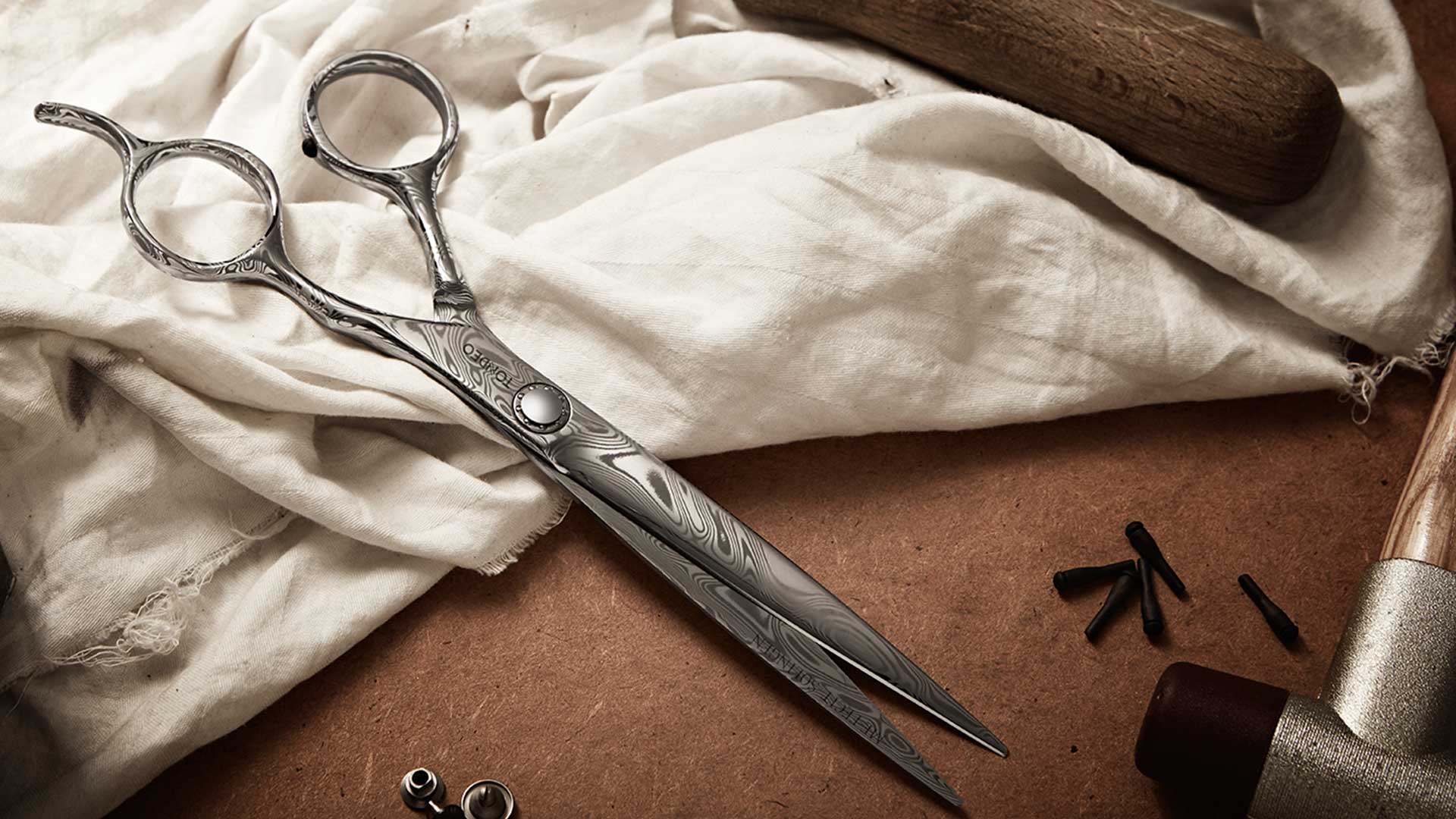 Hochwertige Friseurschere auf Stoff