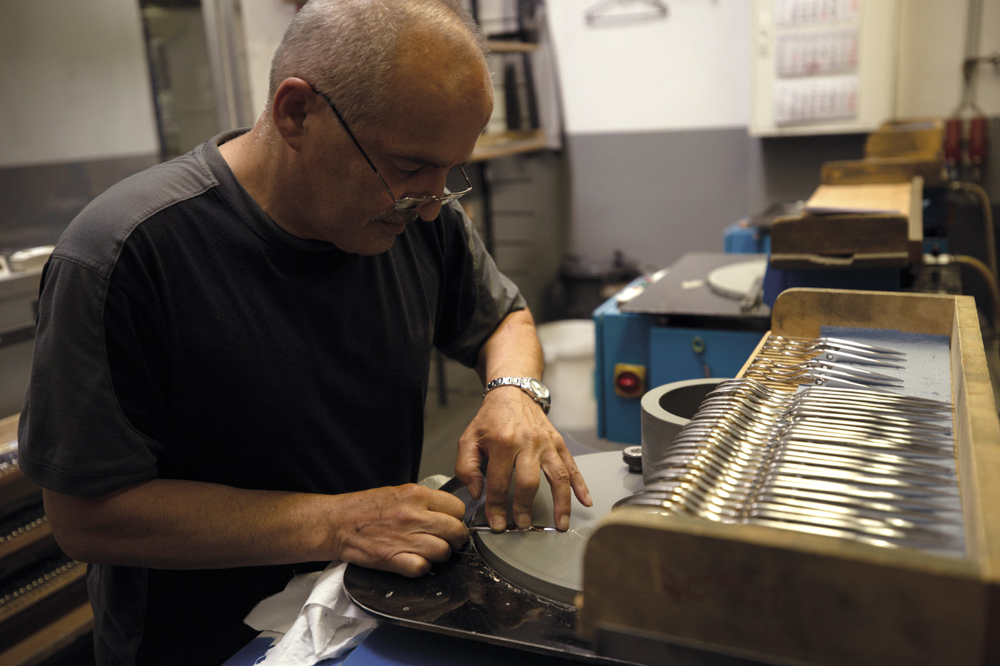 Handwerker schleift Friseurscheren professionell