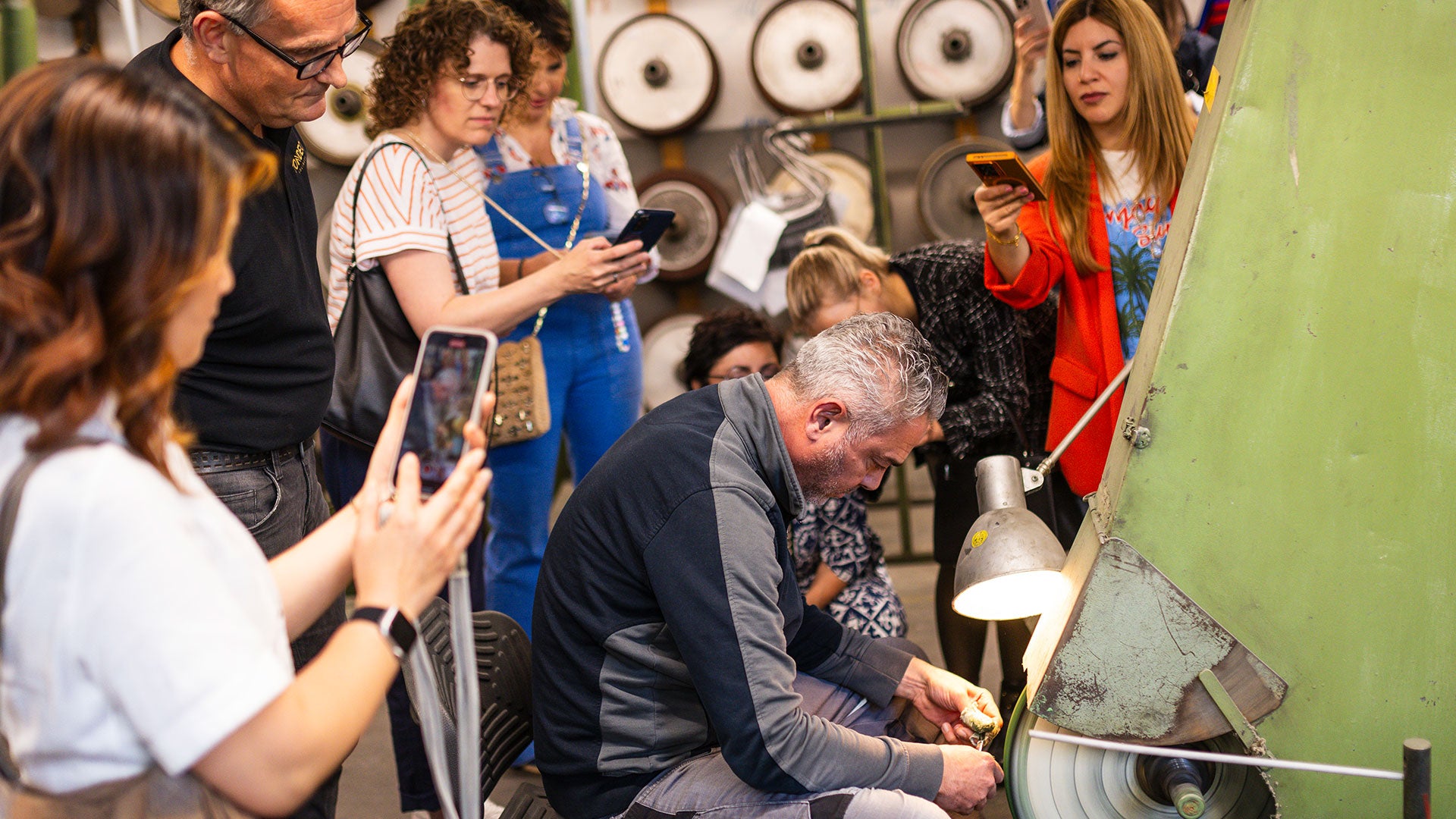 Friseurschere wird professionell geschliffen