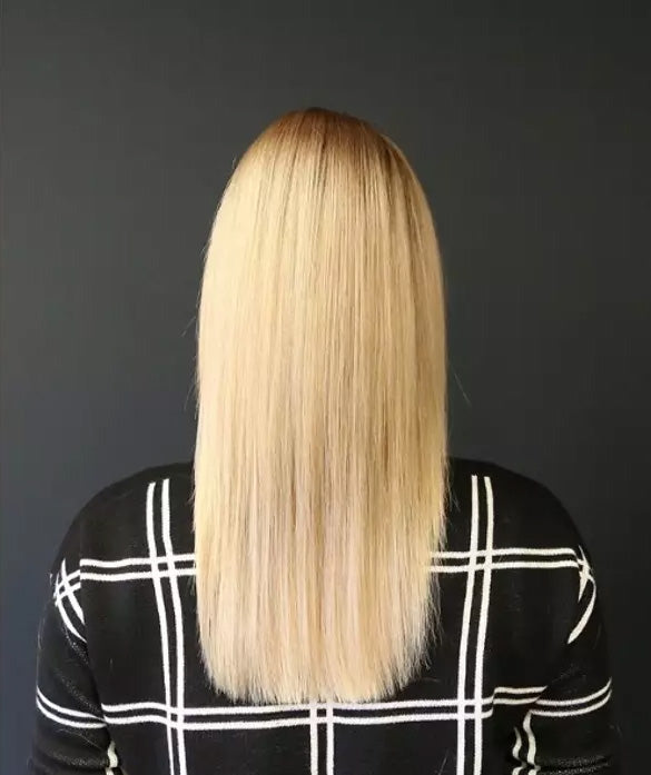 Cabello liso y rubio visto desde atrás