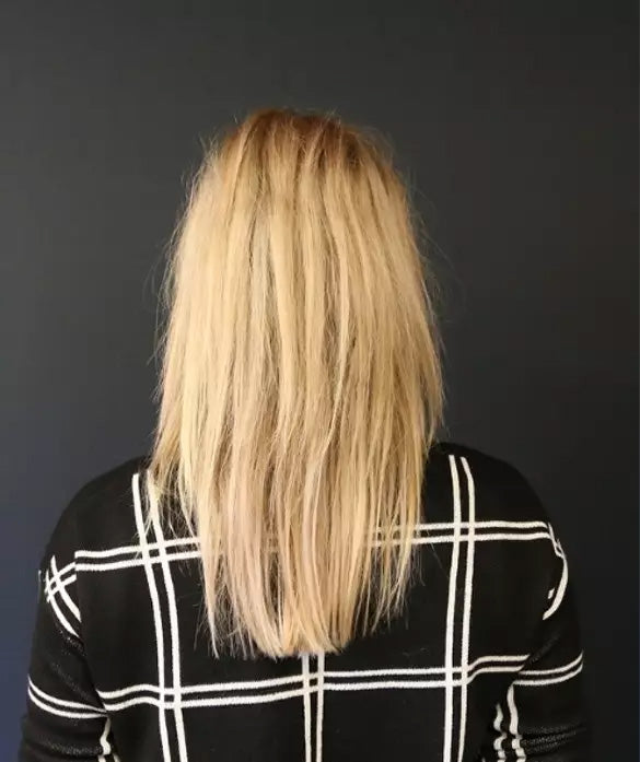 Cabello rubio fotografiado desde atrás