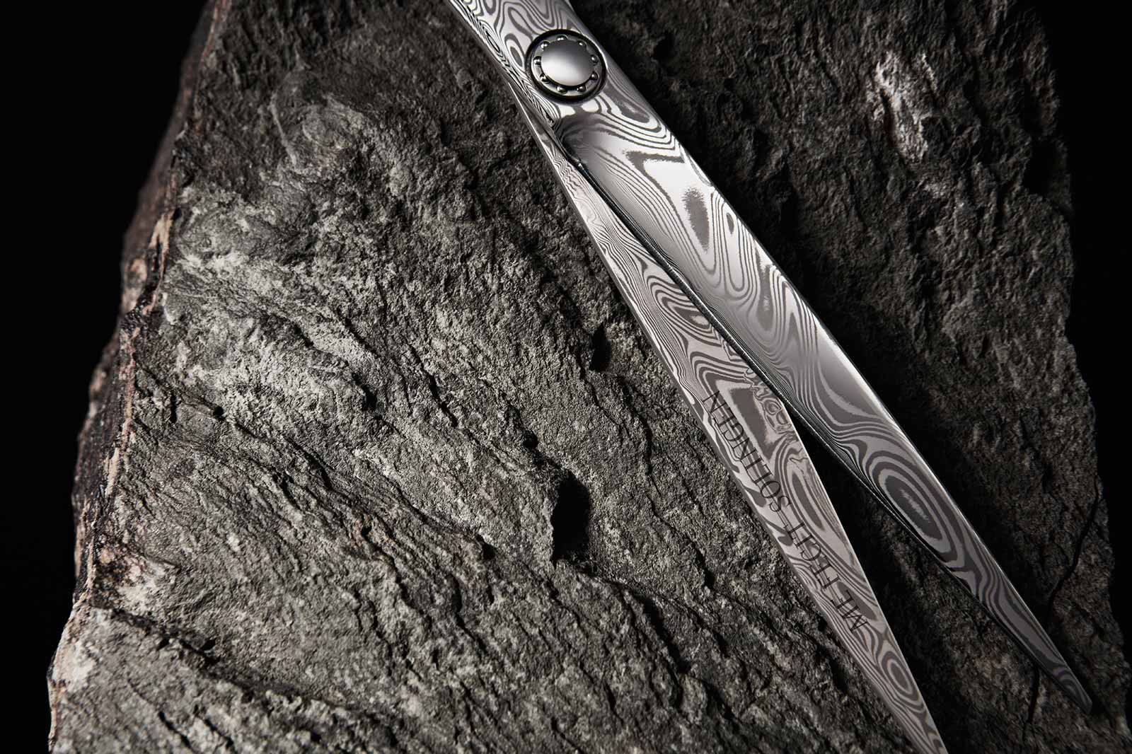 Damaststahl Friseurschere auf Stein