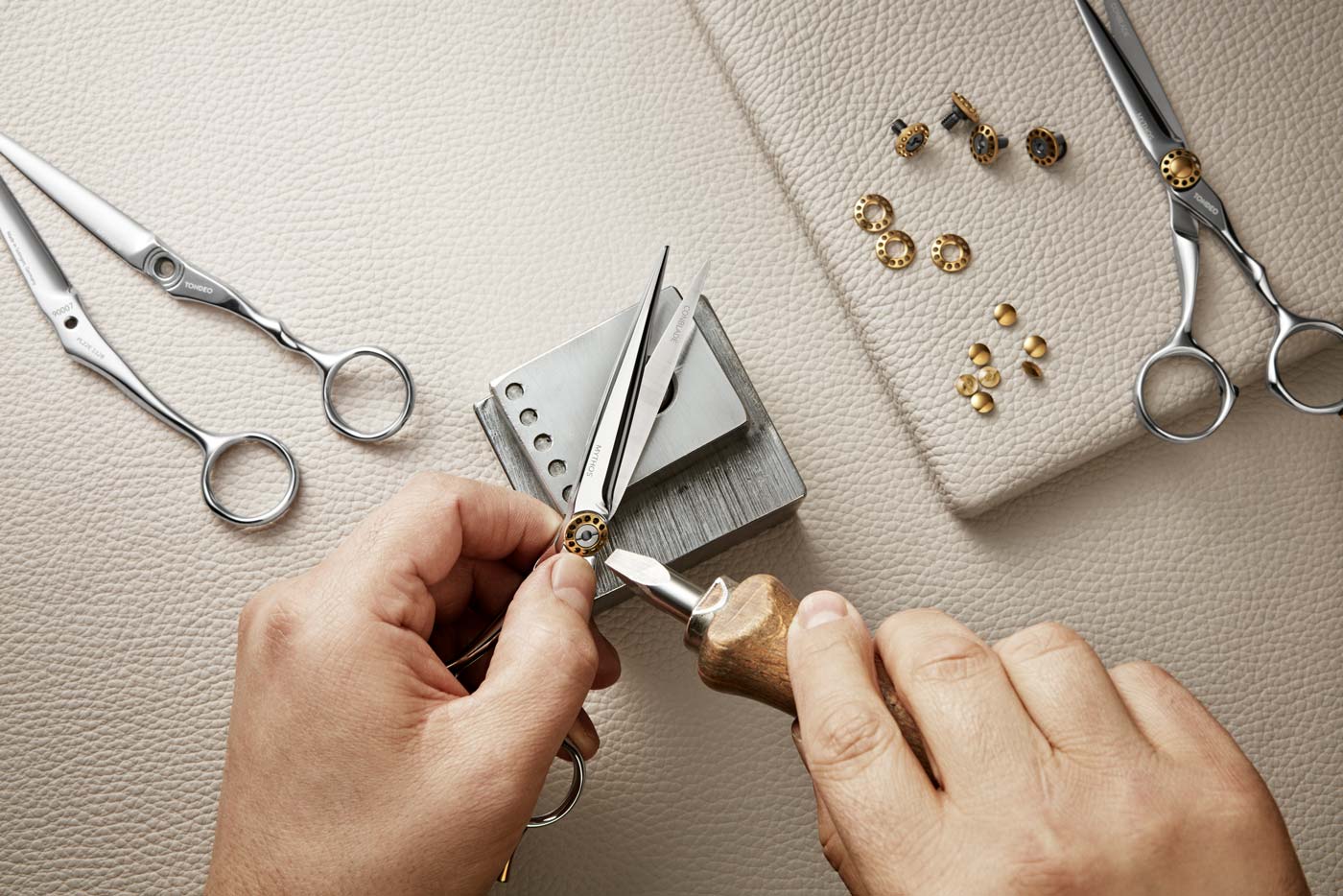 Hand fertigt hochwertige Friseurschere