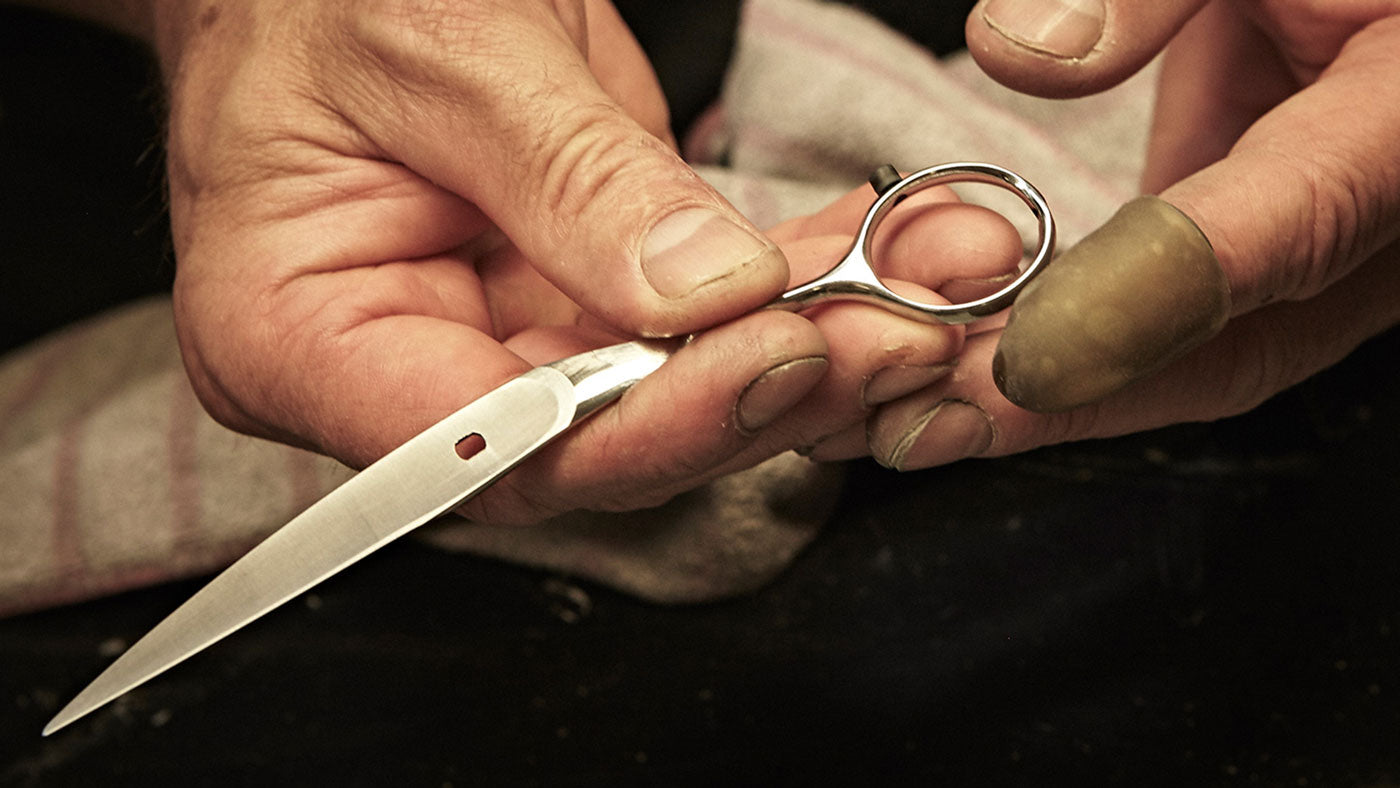 Hand hält hochwertige Friseurschere