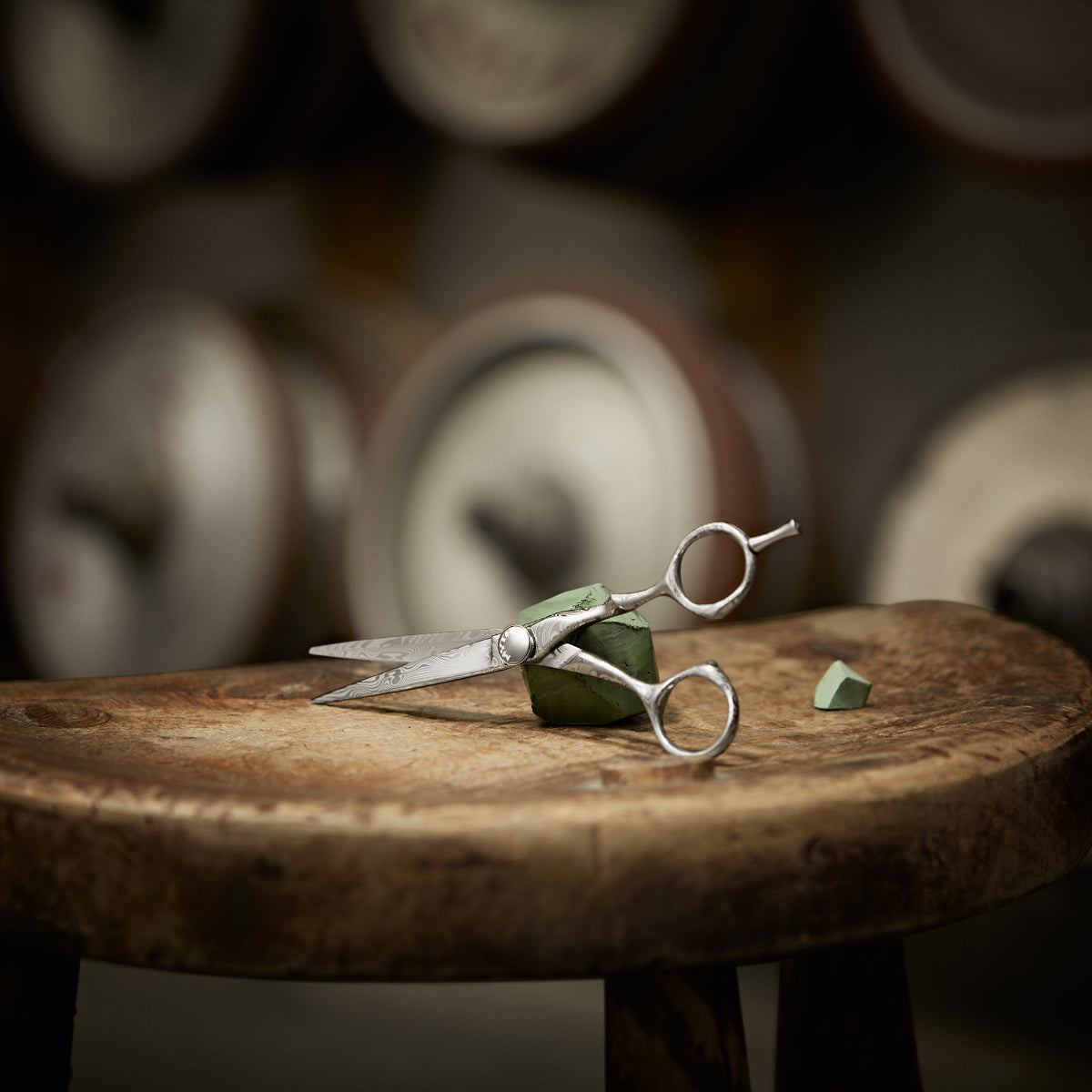 Friseurschere auf Holzstuhl liegend