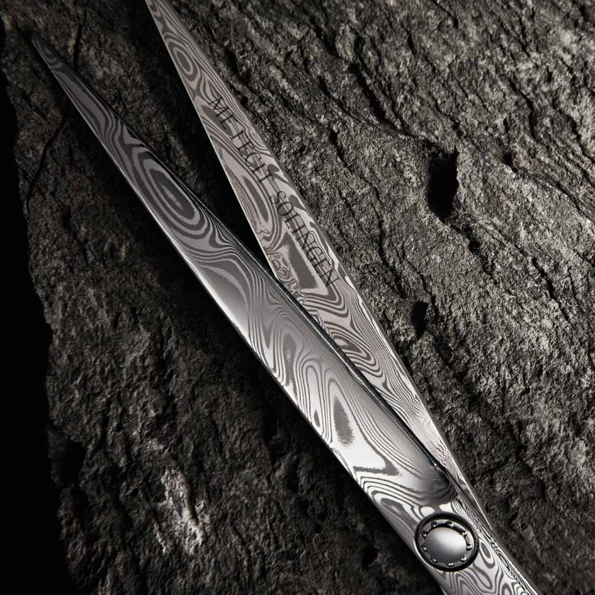 Damaststahl Friseurschere auf Stein