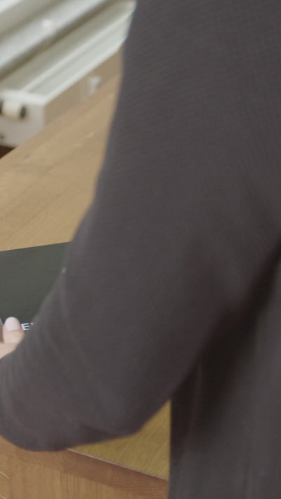 Video, piastra lisciante nera di TONDEO Solingen, curve argentate, elementi riscaldanti con molle, funzione di spegnimento automatico, regolazione individuale da 120 °C a 230 °C, tempo di riscaldamento rapido, piastre riscaldanti in ceramica e tormalina (23 x 90 mm) per una distribuzione ottimale del calore.