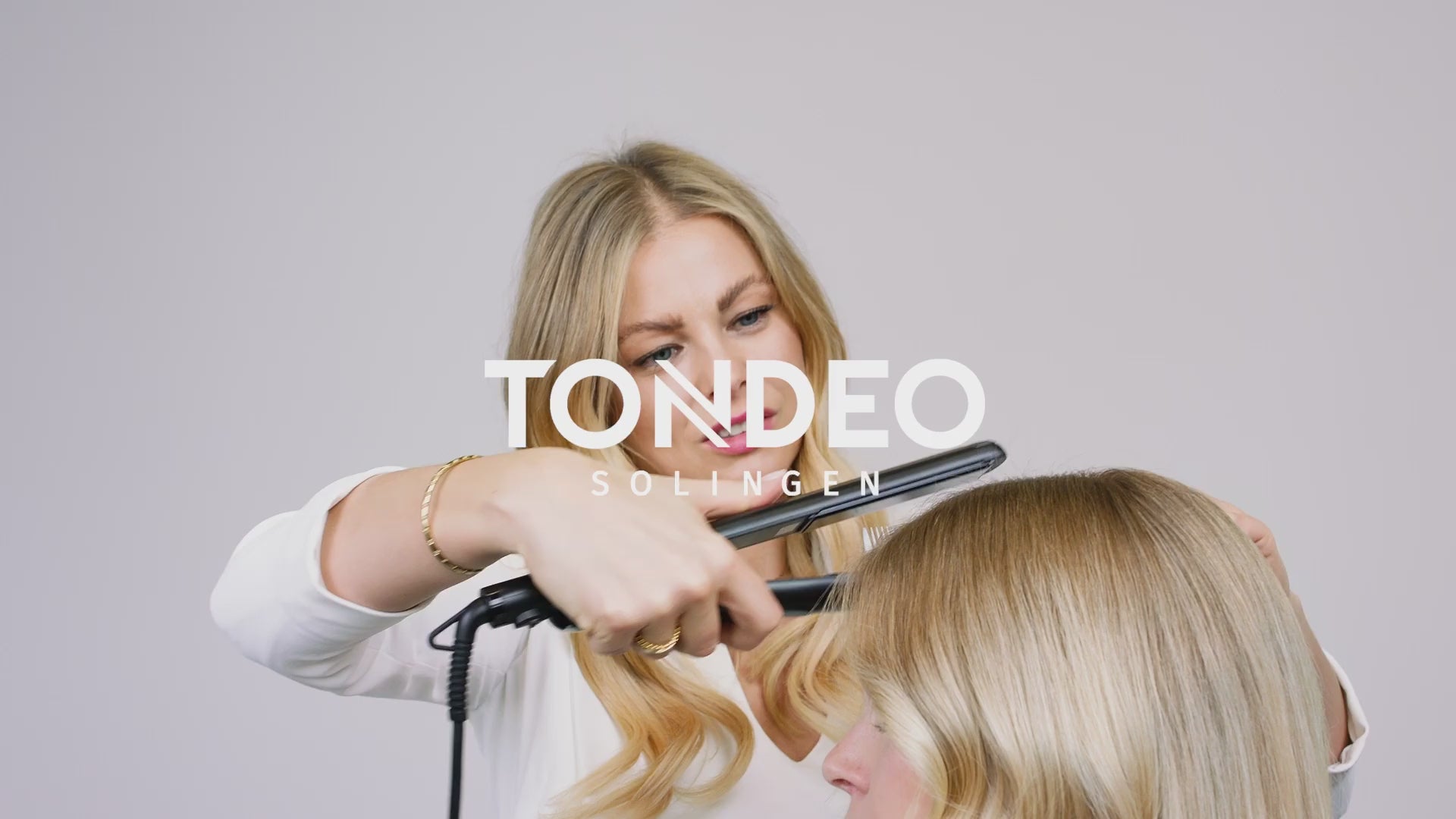 Vídeo sobre la plancha de pelo negra de TONDEO Solingen, acoplamiento giratorio, control continuo, elementos calefactores con suspensión, distribución óptima del calor, función de apagado automático, revestimiento cerámico, plancha de pelo para peluqueros.