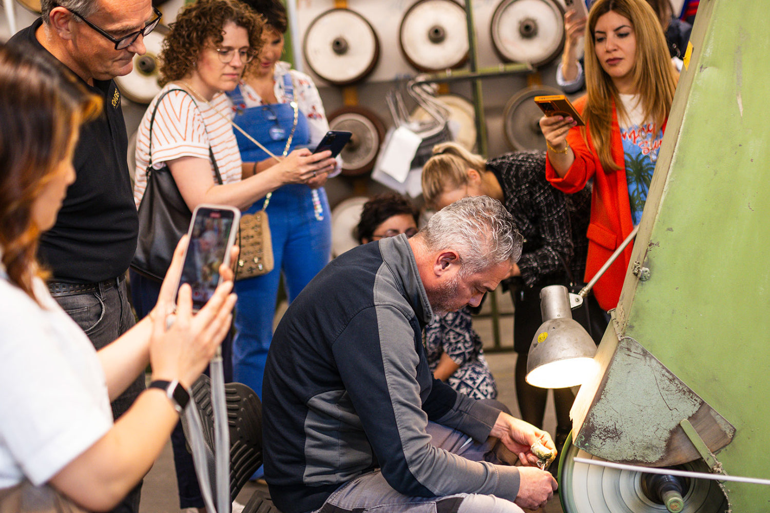 Friseurscheren-Herstellung vor interessiertem Publikum